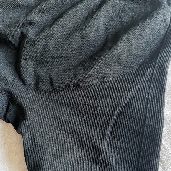 UNIQLO AIRISM SEAMLESS HIGH RISE SUPPORT LEGGINGS - Picture 4 of 4